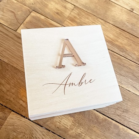 Petite boîte en bois personnalisée avec initiale en acrylique