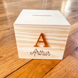 Tirelire enfant personnalisée en bois avec initiale en acrylique 2
