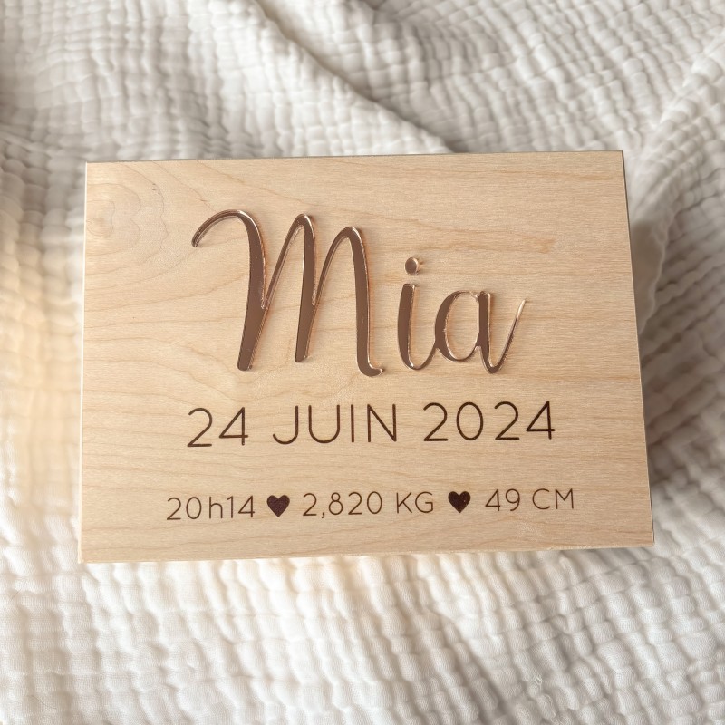 Boîte souvenirs naissance personnalisée en bois avec prénom en acrylique