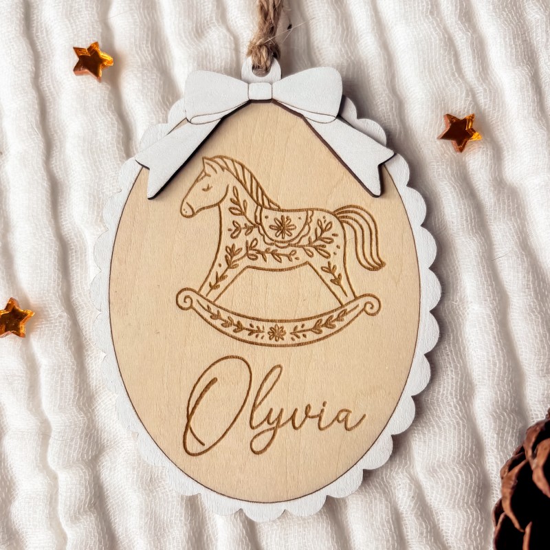 Boule Médaillon Cheval à Bascule – Premier Noël personnalisé 🎄