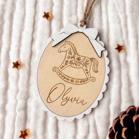 Boule Médaillon Cheval à Bascule – Premier Noël personnalisé 🎄
