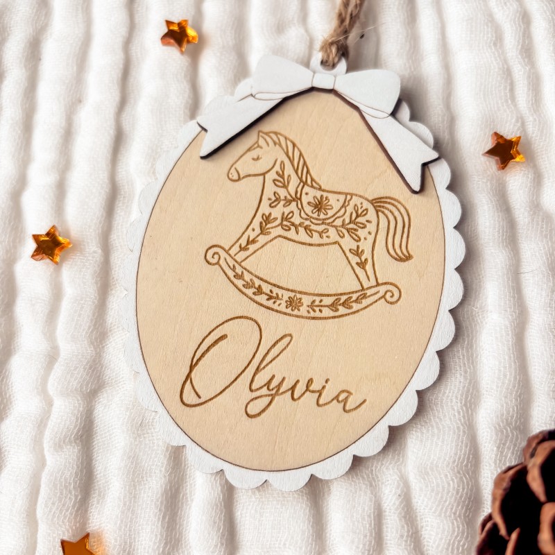 Boule Médaillon Cheval à Bascule – Premier Noël personnalisé 🎄