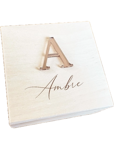 Petite boîte en bois personnalisée avec initiale en acrylique